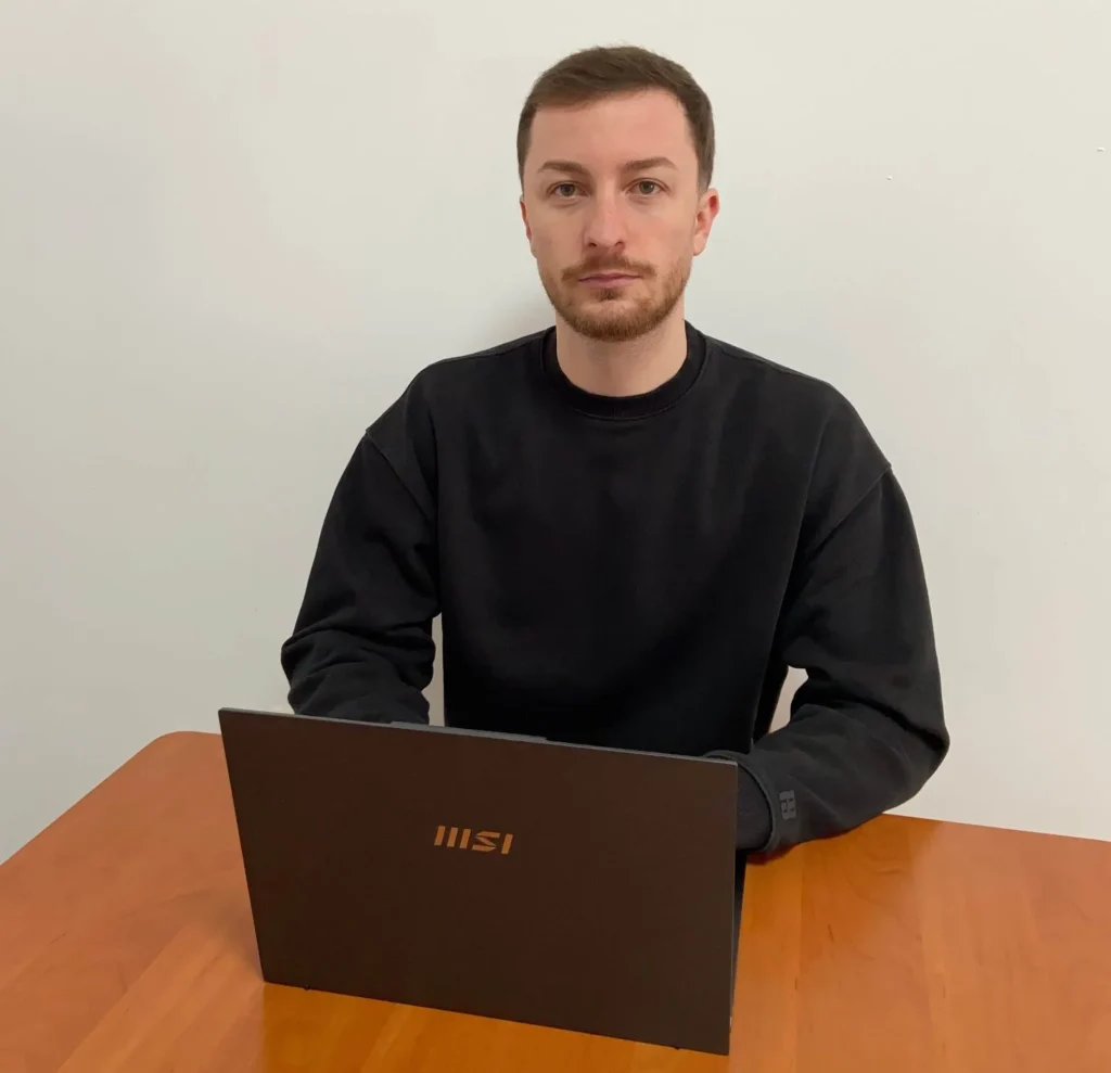 Giorgian Daniel trabajando con su portátil
